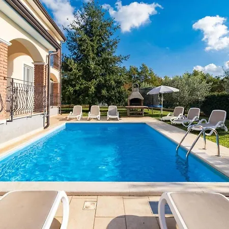Lara With Pool Apartment Vrsar