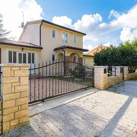 Appartement Lara With Pool Vrsar