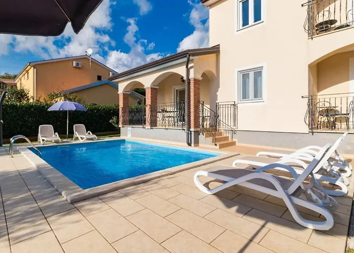 Lara With Pool Appartement *