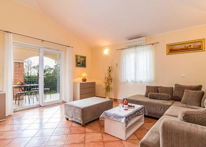 Apartment Lara With Pool Vrsar